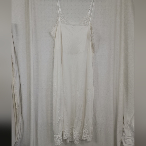 Vintage White slip with lace accents long with adjustable spaghetti straps - Picture 3 of 8